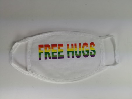 Mundmaske "Free Hugs" weiß/rainbow